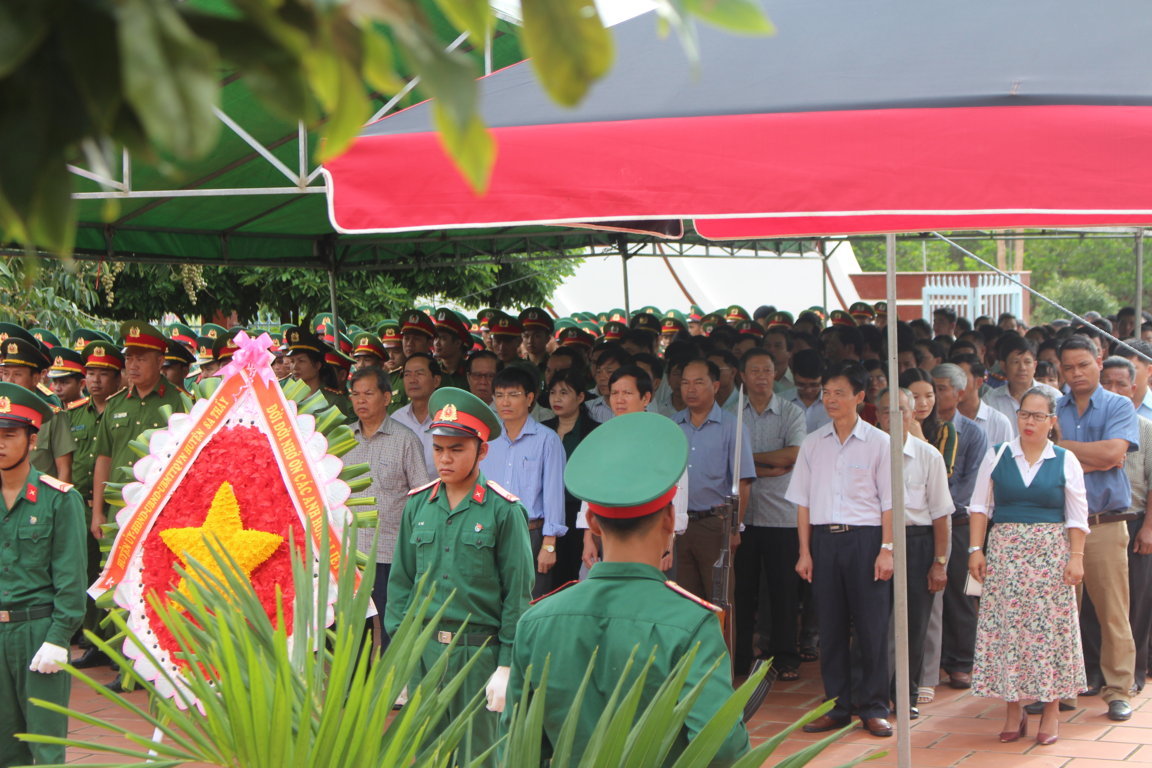 Lãnh đạo huyện viếng nghĩa trang liệt huyện và Đài tưởng niệm Chư Tan Kra nhân kỷ niệm 72 năm ngày thương binh liệt sỹ