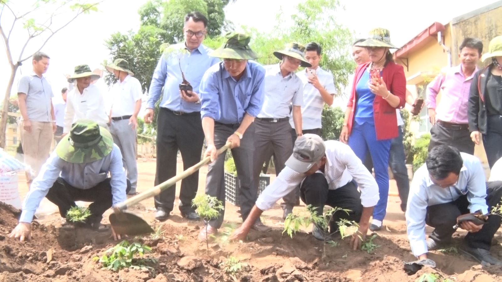 Sa Thầy tổ chức phát động trồng cây dược liệu tại xã Hơ Moong