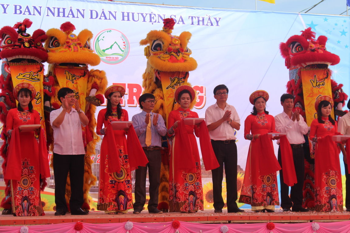 Lễ khai trương Chợ mới và Bến xe huyện Sa Thầy, tỉnh Kon Tum