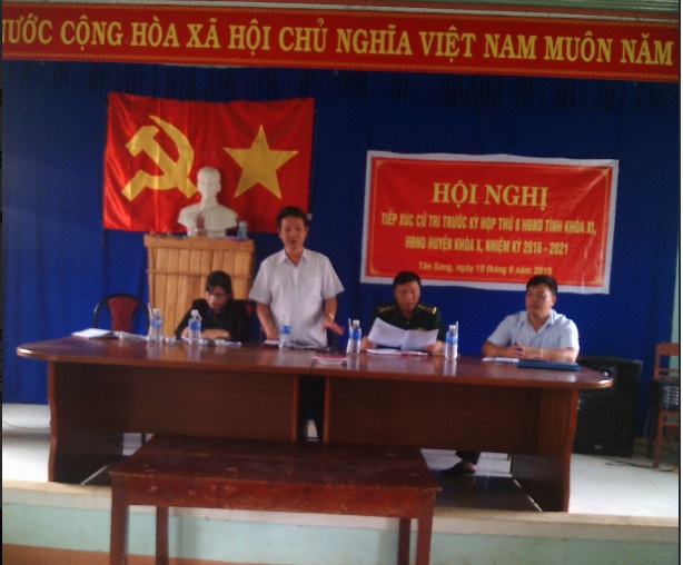 Đại biểu HĐND tỉnh, huyện  tiếp xúc cử tri  trước  kỳ họp  lần thứ  8 tại thôn Tân Sang  xã Hơ Moong