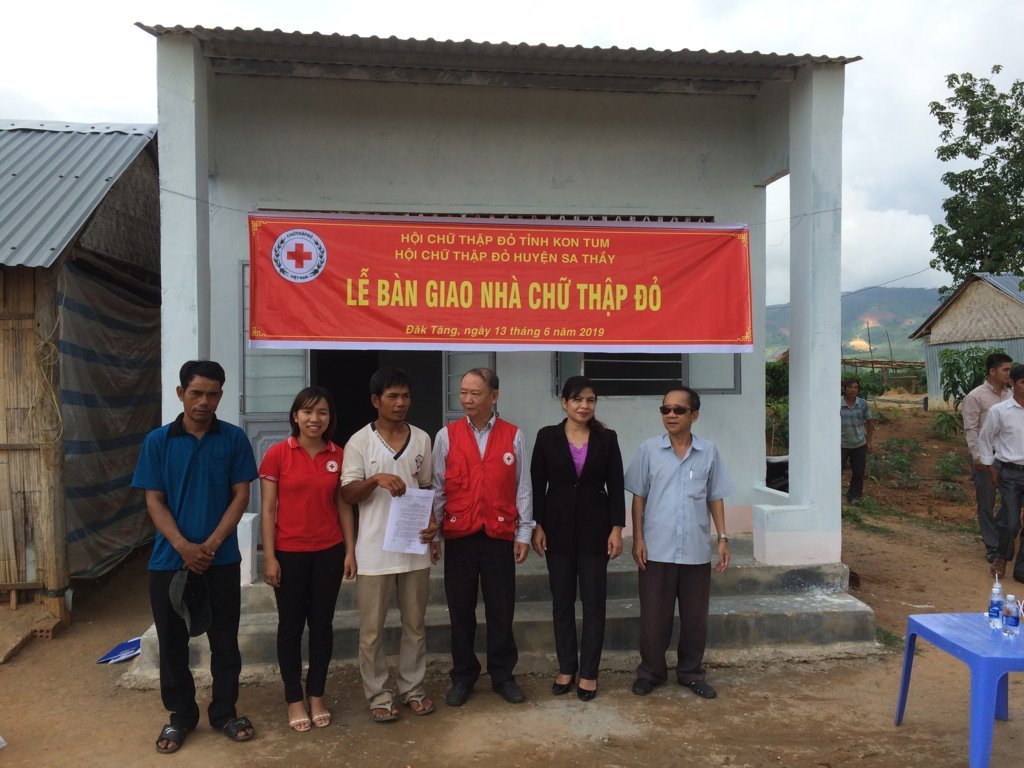 Trao tặng nhà Chữ thập đỏ cho gia đình nạn nhân chất độc Da cam
