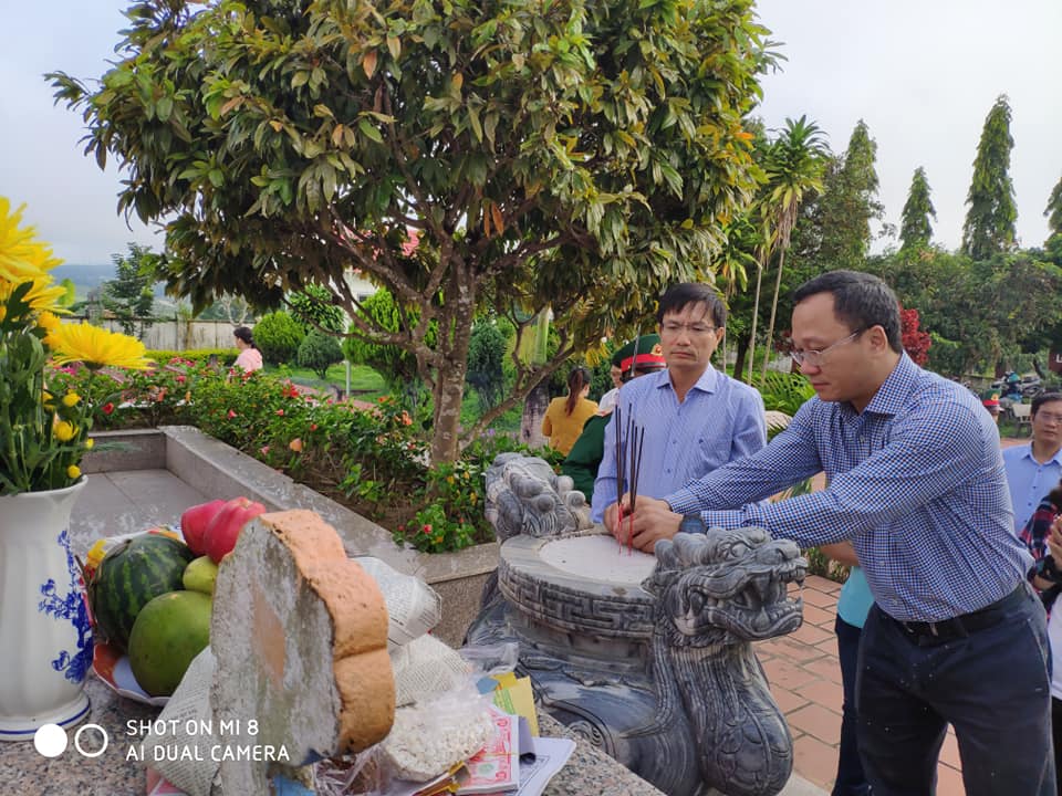 Phó chủ tịch chuyên trách Ủy ban ATGT quốc gia Khuất Việt Hùng đến thăm huyện