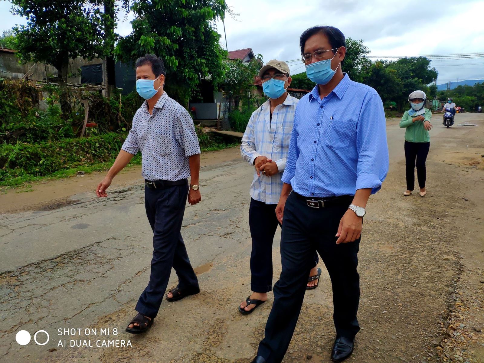Đồng chí Phó Chủ tịch UBND huyện kiểm tra công tác phòng chống sốt xuất huyết tại xã Sa Nhơn