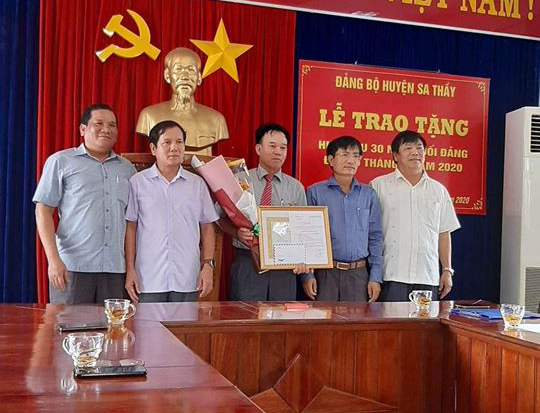 Lãnh đạo huyện trao Huy hiệu 30 và 55 năm tuổi Đảng cho đảng viên