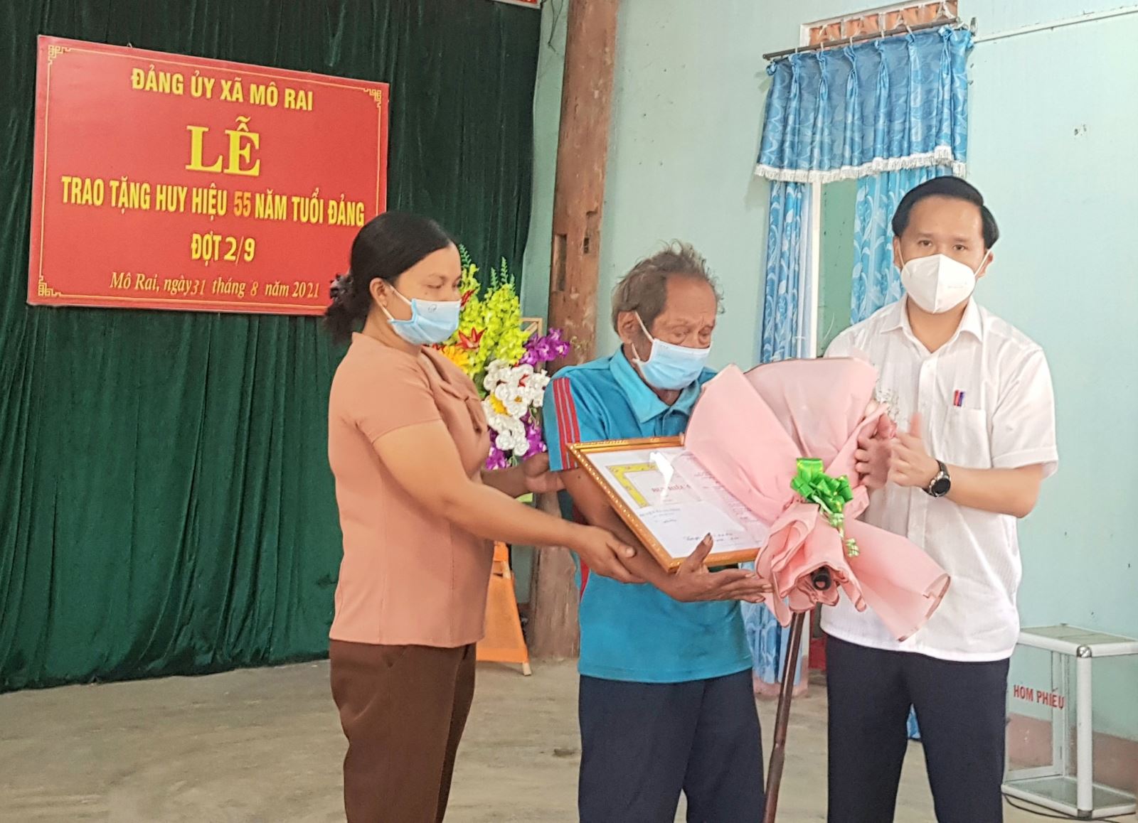 Huyện Sa Thầy trao tặng Huy hiệu Đảng đợt 02/9/2021
