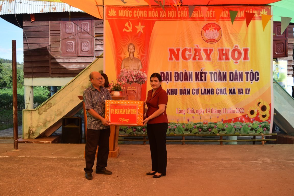 Phó Chủ tịch UBND tỉnh Y Ngọc dự Ngày hội Đại đoàn kết tại làng Chờ (xã Ya Ly, huyện Sa Thầy)