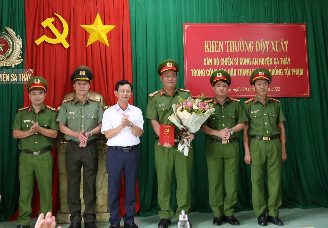 Bí thư Tỉnh ủy Dương Văn Trang khen thưởng đột xuất tập thể Công an huyện