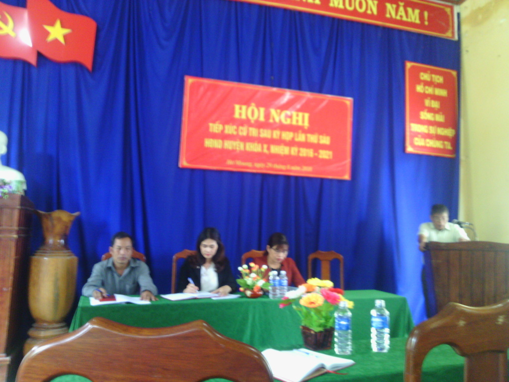 Đại biểu HĐND huyệntiếp xúc cử tri sau kỳ họp  thứ 6 nhiệm kỳ 2016-2021  tại UBND xã  Hơ Moong