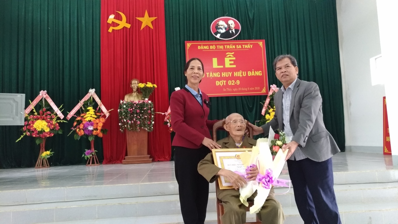 Đảng bộ Thị trấn Sa Thầy tổ chức trao tặng huy hiệu đảng nhân dịp quốc khánh 2/9