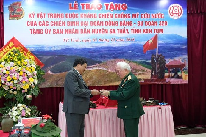 Đ/c Nguyễn Hữu Thạnh nhận kỷ vật chiến tranh