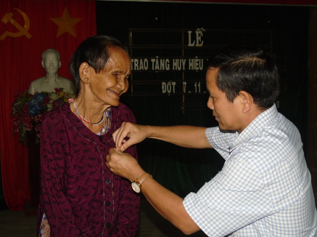Trao tặng Huy hiệu 50 năm tuổi Đảng cho đảng viên Y Dinh