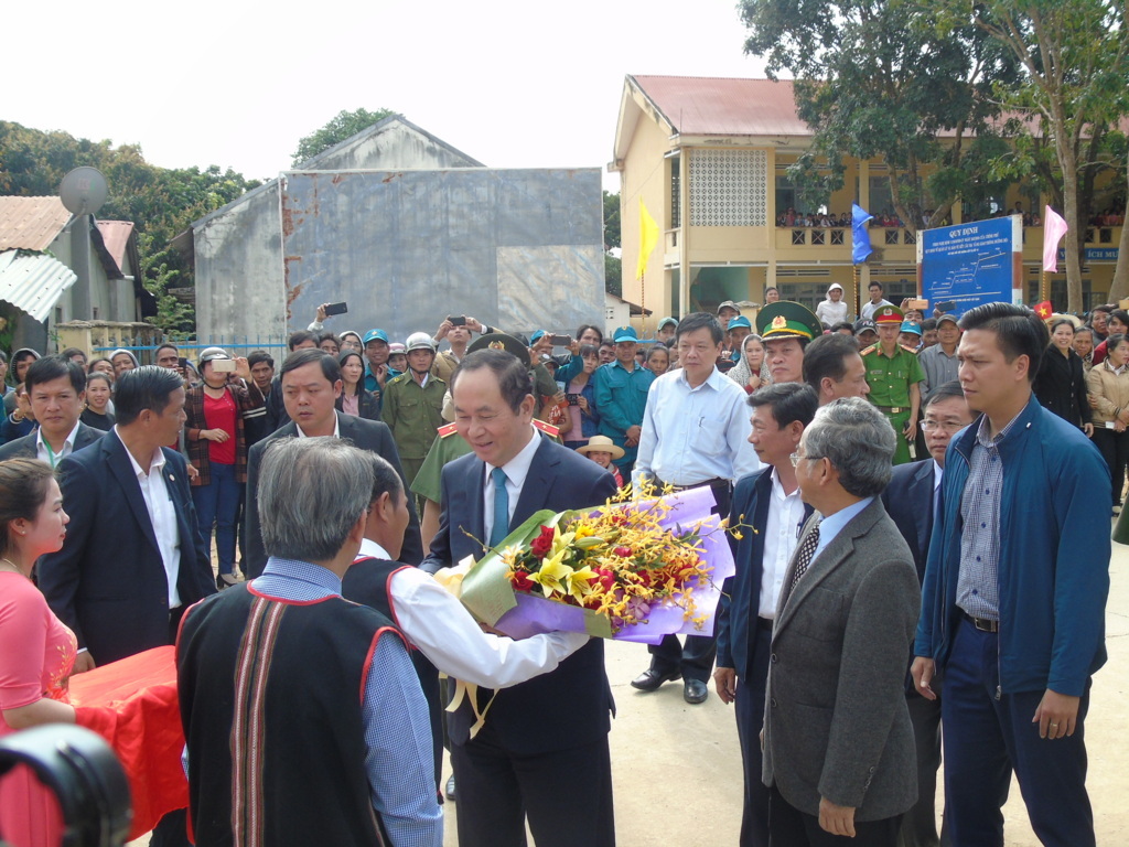 Chủ tịch nước Trần Đại Quang  thăm, tặng quà, chúc Tết cán bộ và Nhân dân xã Rờ Kơi