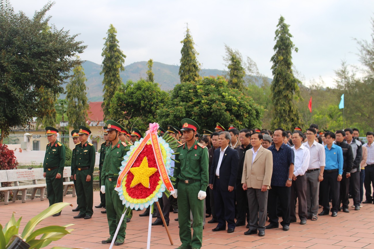 Lãnh đạo huyện viếng Nghĩa trang liệt sĩ huyện và Đài tượng niệm Chư Tan Kra