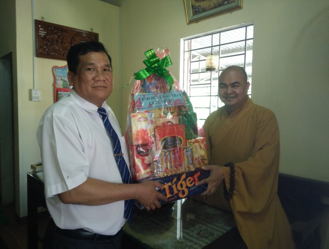 Lãnh đạo huyện Sa Thầy thăm, tặng quà cơ sở Phật giáo nhân dịp Lễ Phật đản